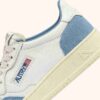 MEDALIST LOW SNEAKER AUS WEISSEM UND HELLBLAUEM LEDER UND WILDLEDER