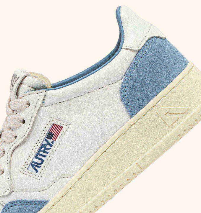 MEDALIST LOW SNEAKER AUS WEISSEM UND HELLBLAUEM LEDER UND WILDLEDER