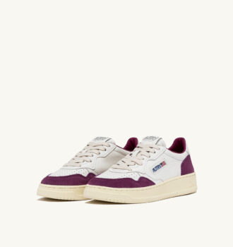 MEDALIST LOW SNEAKER AUS WEISSEM UND LILA LEDER UND WILDLEDER