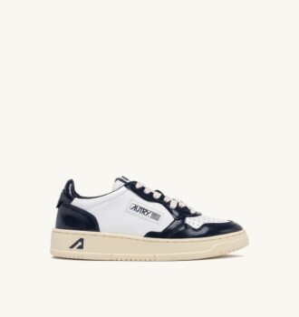 MEDALIST LOW SNEAKER AUS WEISSEM UND NACHTBLAUEM LEDER