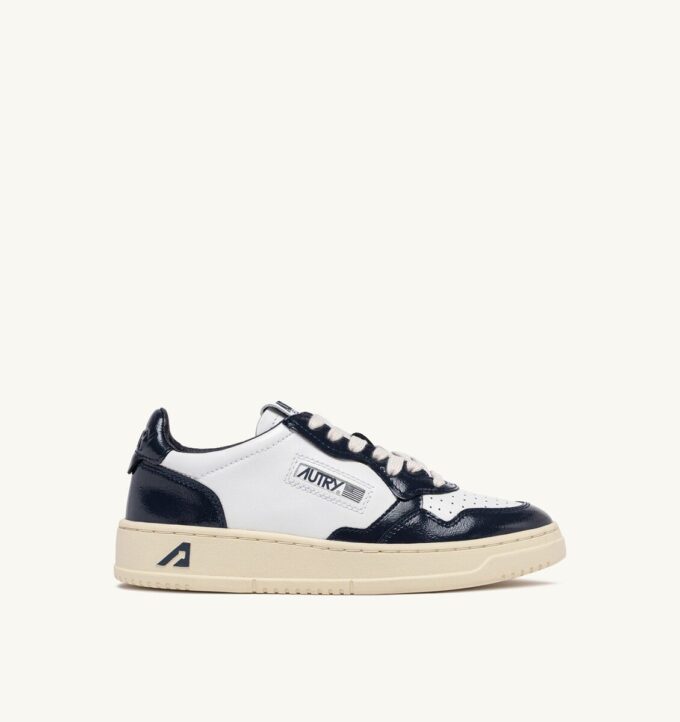 MEDALIST LOW SNEAKER AUS WEISSEM UND NACHTBLAUEM LEDER