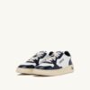 MEDALIST LOW SNEAKER AUS WEISSEM UND NACHTBLAUEM LEDER