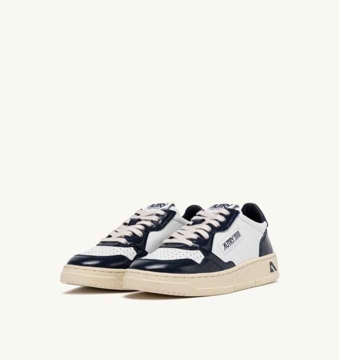 MEDALIST LOW SNEAKER AUS WEISSEM UND NACHTBLAUEM LEDER
