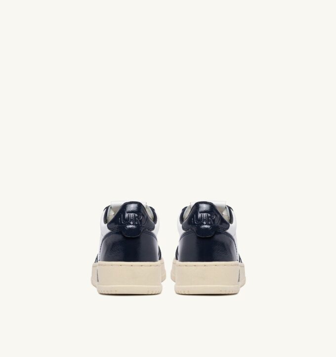 MEDALIST LOW SNEAKER AUS WEISSEM UND NACHTBLAUEM LEDER