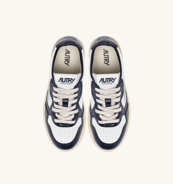 MEDALIST LOW SNEAKER AUS WEISSEM UND NACHTBLAUEM LEDER