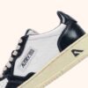 MEDALIST LOW SNEAKER AUS WEISSEM UND NACHTBLAUEM LEDER