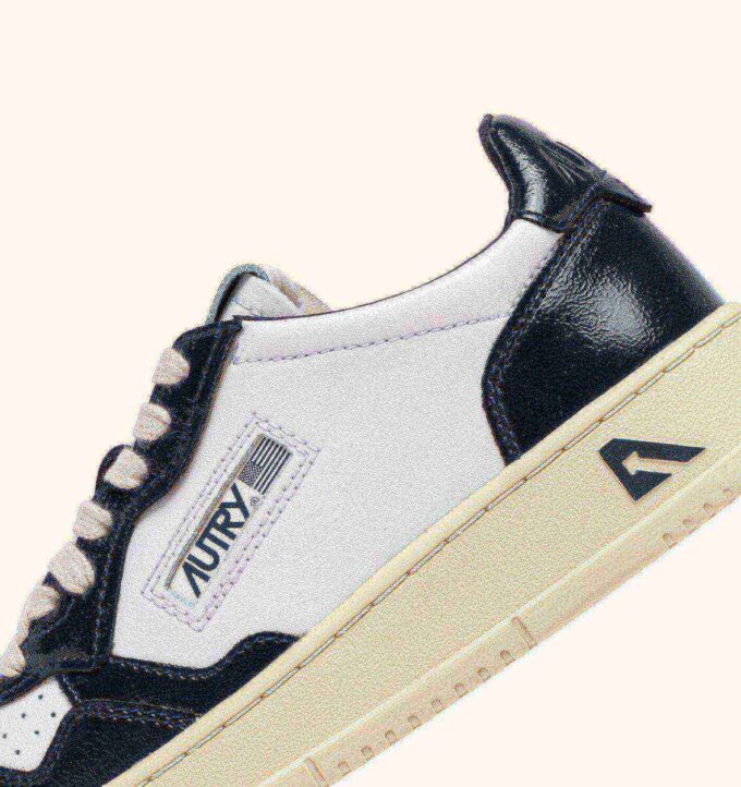 MEDALIST LOW SNEAKER AUS WEISSEM UND NACHTBLAUEM LEDER