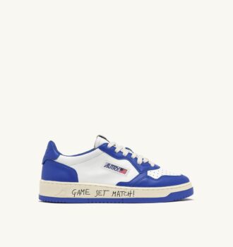 MEDALIST LOW SNEAKER AUS WEISSEM UND PALACE BLUE LEDER MIT SCHRIFTZUG