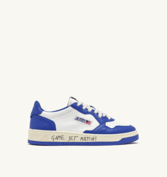 MEDALIST LOW SNEAKER AUS WEISSEM UND PALACE BLUE LEDER MIT SCHRIFTZUG