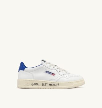 MEDALIST LOW SNEAKER AUS WEISSEM UND PALACE BLUE LEDER MIT SCHRIFTZUG