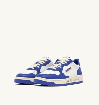 MEDALIST LOW SNEAKER AUS WEISSEM UND PALACE BLUE LEDER MIT SCHRIFTZUG