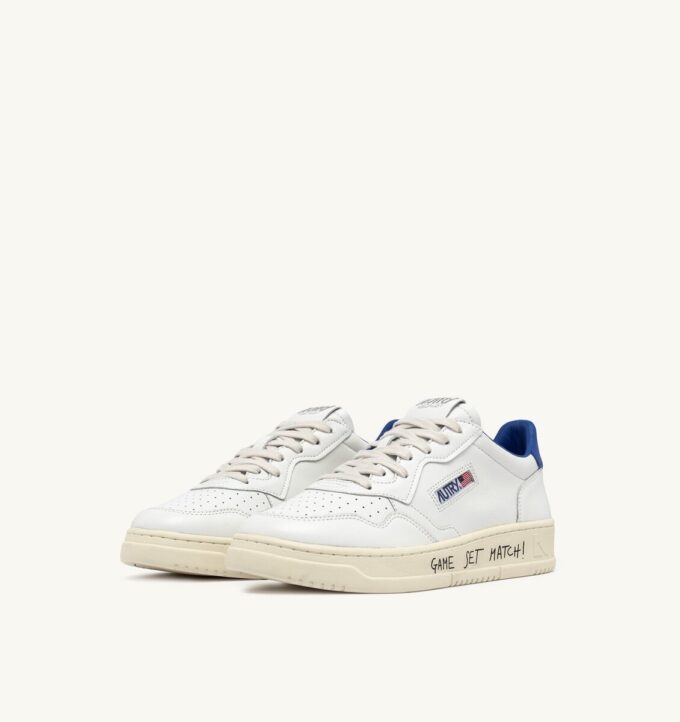 MEDALIST LOW SNEAKER AUS WEISSEM UND PALACE BLUE LEDER MIT SCHRIFTZUG MEDALIST LOW SNEAKER AUS WEISSEM UND PALACE BLUE LEDER MIT SCHRIFTZUG