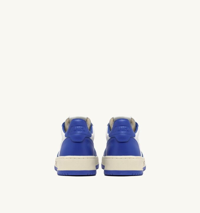MEDALIST LOW SNEAKER AUS WEISSEM UND PALACE BLUE LEDER MIT SCHRIFTZUG MEDALIST LOW SNEAKER AUS WEISSEM UND PALACE BLUE LEDER MIT SCHRIFTZUG