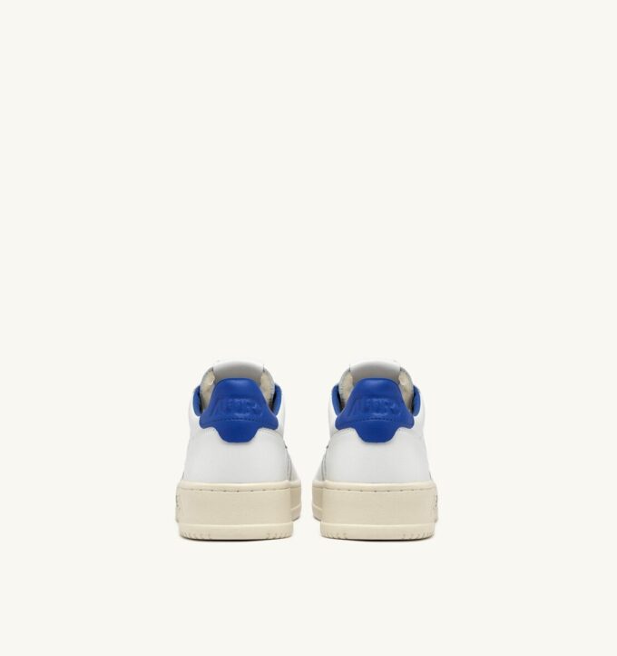 MEDALIST LOW SNEAKER AUS WEISSEM UND PALACE BLUE LEDER MIT SCHRIFTZUG MEDALIST LOW SNEAKER AUS WEISSEM UND PALACE BLUE LEDER MIT SCHRIFTZUG