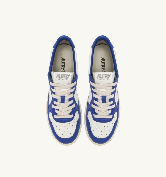 MEDALIST LOW SNEAKER AUS WEISSEM UND PALACE BLUE LEDER MIT SCHRIFTZUG MEDALIST LOW SNEAKER AUS WEISSEM UND PALACE BLUE LEDER MIT SCHRIFTZUG