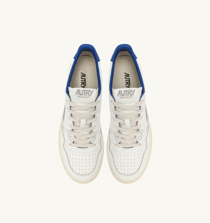 MEDALIST LOW SNEAKER AUS WEISSEM UND PALACE BLUE LEDER MIT SCHRIFTZUG MEDALIST LOW SNEAKER AUS WEISSEM UND PALACE BLUE LEDER MIT SCHRIFTZUG