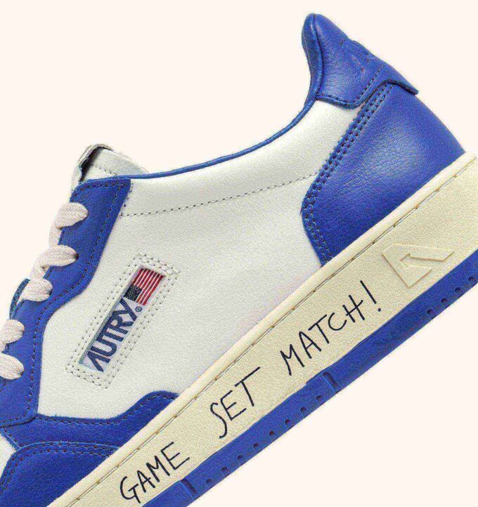MEDALIST LOW SNEAKER AUS WEISSEM UND PALACE BLUE LEDER MIT SCHRIFTZUG MEDALIST LOW SNEAKER AUS WEISSEM UND PALACE BLUE LEDER MIT SCHRIFTZUG