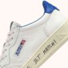 MEDALIST LOW SNEAKER AUS WEISSEM UND PALACE BLUE LEDER MIT SCHRIFTZUG MEDALIST LOW SNEAKER AUS WEISSEM UND PALACE BLUE LEDER MIT SCHRIFTZUG