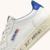 MEDALIST LOW SNEAKER AUS WEISSEM UND PALACE BLUE LEDER MIT SCHRIFTZUG MEDALIST LOW SNEAKER AUS WEISSEM UND PALACE BLUE LEDER MIT SCHRIFTZUG