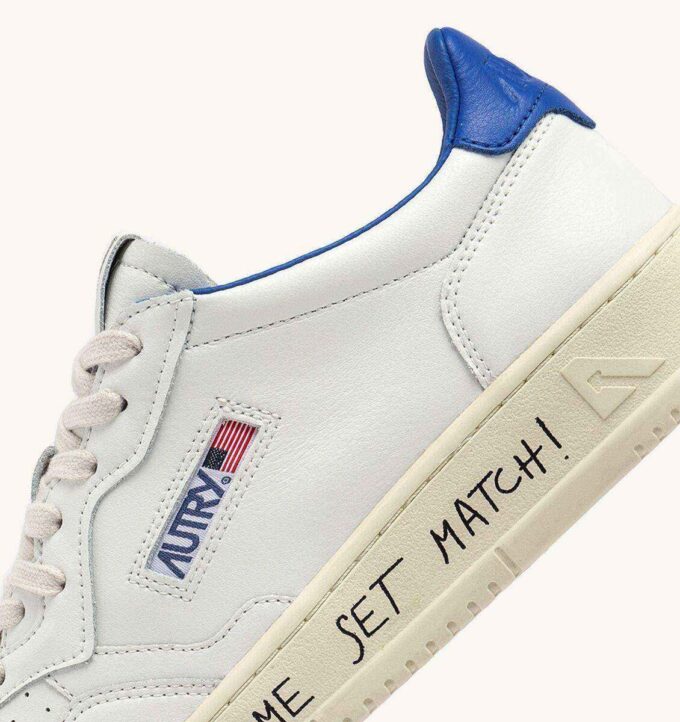 MEDALIST LOW SNEAKER AUS WEISSEM UND PALACE BLUE LEDER MIT SCHRIFTZUG MEDALIST LOW SNEAKER AUS WEISSEM UND PALACE BLUE LEDER MIT SCHRIFTZUG