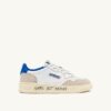 MEDALIST LOW SNEAKER AUS WEISSEM UND PALACE BLUE LEDER UND WILDLEDER MIT SCHRIFTZUG MEDALIST LOW SNEAKER AUS WEISSEM UND PALACE BLUE LEDER UND WILDLEDER MIT SCHRIFTZUG