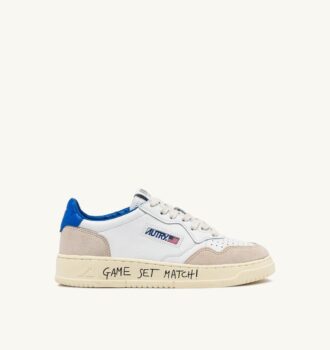 MEDALIST LOW SNEAKER AUS WEISSEM UND PALACE BLUE LEDER UND WILDLEDER MIT SCHRIFTZUG