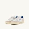 MEDALIST LOW SNEAKER AUS WEISSEM UND PALACE BLUE LEDER UND WILDLEDER MIT SCHRIFTZUG MEDALIST LOW SNEAKER AUS WEISSEM UND PALACE BLUE LEDER UND WILDLEDER MIT SCHRIFTZUG