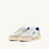 MEDALIST LOW SNEAKER AUS WEISSEM UND PALACE BLUE LEDER UND WILDLEDER MIT SCHRIFTZUG MEDALIST LOW SNEAKER AUS WEISSEM UND PALACE BLUE LEDER UND WILDLEDER MIT SCHRIFTZUG