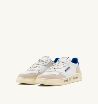 MEDALIST LOW SNEAKER AUS WEISSEM UND PALACE BLUE LEDER UND WILDLEDER MIT SCHRIFTZUG