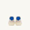 MEDALIST LOW SNEAKER AUS WEISSEM UND PALACE BLUE LEDER UND WILDLEDER MIT SCHRIFTZUG MEDALIST LOW SNEAKER AUS WEISSEM UND PALACE BLUE LEDER UND WILDLEDER MIT SCHRIFTZUG
