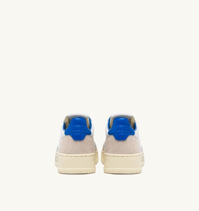 MEDALIST LOW SNEAKER AUS WEISSEM UND PALACE BLUE LEDER UND WILDLEDER MIT SCHRIFTZUG MEDALIST LOW SNEAKER AUS WEISSEM UND PALACE BLUE LEDER UND WILDLEDER MIT SCHRIFTZUG