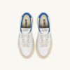 MEDALIST LOW SNEAKER AUS WEISSEM UND PALACE BLUE LEDER UND WILDLEDER MIT SCHRIFTZUG MEDALIST LOW SNEAKER AUS WEISSEM UND PALACE BLUE LEDER UND WILDLEDER MIT SCHRIFTZUG