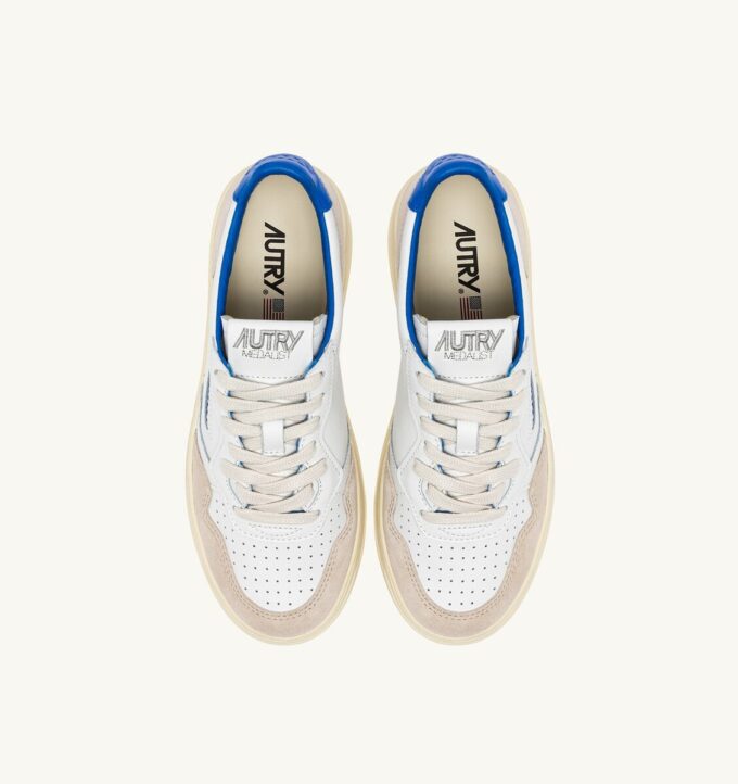 MEDALIST LOW SNEAKER AUS WEISSEM UND PALACE BLUE LEDER UND WILDLEDER MIT SCHRIFTZUG MEDALIST LOW SNEAKER AUS WEISSEM UND PALACE BLUE LEDER UND WILDLEDER MIT SCHRIFTZUG
