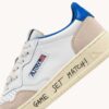 MEDALIST LOW SNEAKER AUS WEISSEM UND PALACE BLUE LEDER UND WILDLEDER MIT SCHRIFTZUG MEDALIST LOW SNEAKER AUS WEISSEM UND PALACE BLUE LEDER UND WILDLEDER MIT SCHRIFTZUG