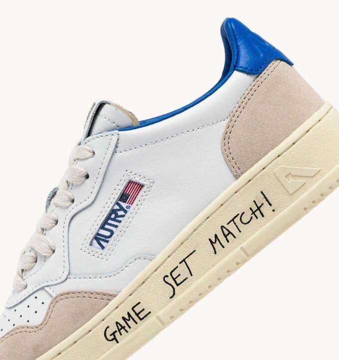 MEDALIST LOW SNEAKER AUS WEISSEM UND PALACE BLUE LEDER UND WILDLEDER MIT SCHRIFTZUG MEDALIST LOW SNEAKER AUS WEISSEM UND PALACE BLUE LEDER UND WILDLEDER MIT SCHRIFTZUG