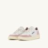 MEDALIST LOW SNEAKER AUS WEISSEM UND PUDERBEIGEHEMDE-LEDER-WILDLEDER