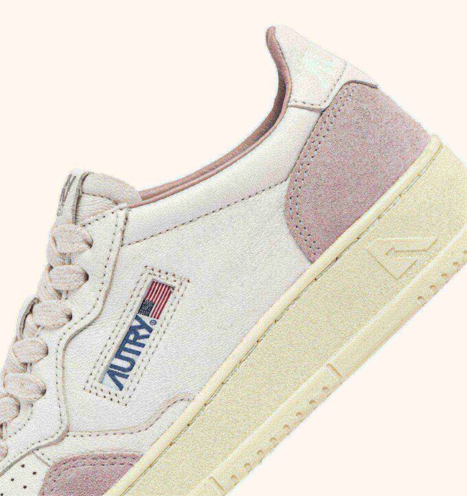 MEDALIST LOW SNEAKER AUS WEISSEM UND PUDERBEIGEHEMDE-LEDER-WILDLEDER