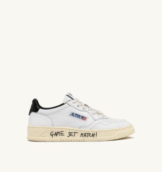MEDALIST LOW SNEAKER AUS WEISSEM UND SCHWARZEM LEDER MIT SCHRIFTZUG
