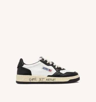 MEDALIST LOW SNEAKER AUS WEISSEM UND SCHWARZEM LEDER MIT SCHRIFTZUG