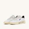 MEDALIST LOW SNEAKER AUS WEISSEM UND SCHWARZEM LEDER MIT SCHRIFTZUG