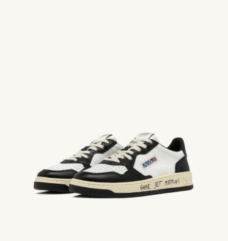 MEDALIST LOW SNEAKER AUS WEISSEM UND SCHWARZEM LEDER MIT SCHRIFTZUG