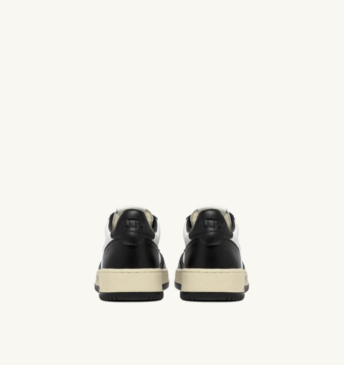 MEDALIST LOW SNEAKER AUS WEISSEM UND SCHWARZEM LEDER MIT SCHRIFTZUG