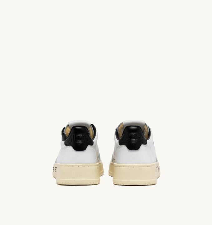 MEDALIST LOW SNEAKER AUS WEISSEM UND SCHWARZEM LEDER MIT SCHRIFTZUG