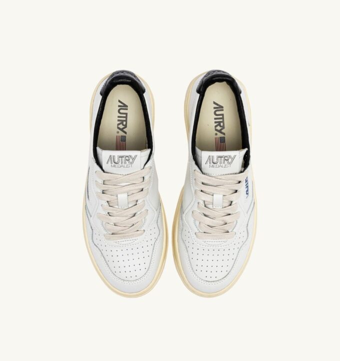 MEDALIST LOW SNEAKER AUS WEISSEM UND SCHWARZEM LEDER MIT SCHRIFTZUG MEDALIST LOW SNEAKER AUS WEISSEM UND SCHWARZEM LEDER MIT SCHRIFTZUG