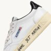 MEDALIST LOW SNEAKER AUS WEISSEM UND SCHWARZEM LEDER MIT SCHRIFTZUG