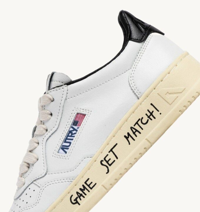 MEDALIST LOW SNEAKER AUS WEISSEM UND SCHWARZEM LEDER MIT SCHRIFTZUG