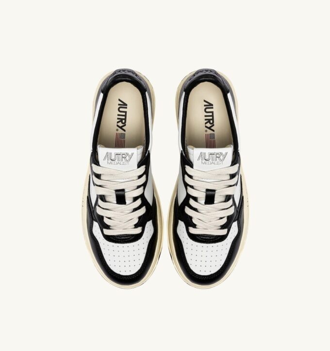 MEDALIST LOW SNEAKER AUS WEISSEM UND SCHWARZEM LEDER MIT SCHRIFTZUG