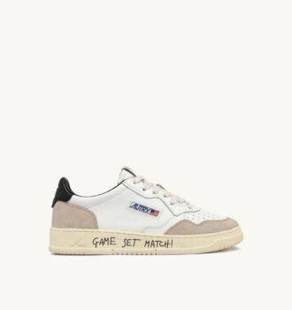 MEDALIST LOW SNEAKER AUS WEISSEM UND SCHWARZEM LEDER UND WILDLEDER MIT SCHRIFTZUG