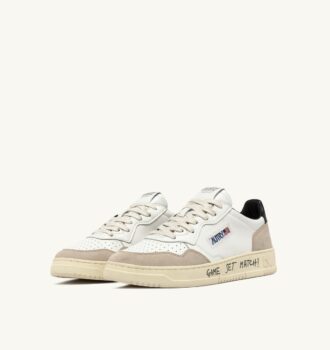 MEDALIST LOW SNEAKER AUS WEISSEM UND SCHWARZEM LEDER UND WILDLEDER MIT SCHRIFTZUG