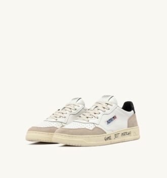 MEDALIST LOW SNEAKER AUS WEISSEM UND SCHWARZEM LEDER UND WILDLEDER MIT SCHRIFTZUG